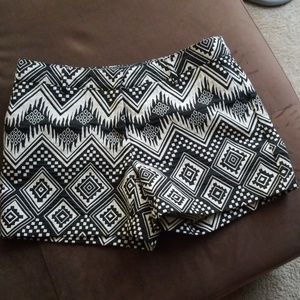 Black/white pattern shorts